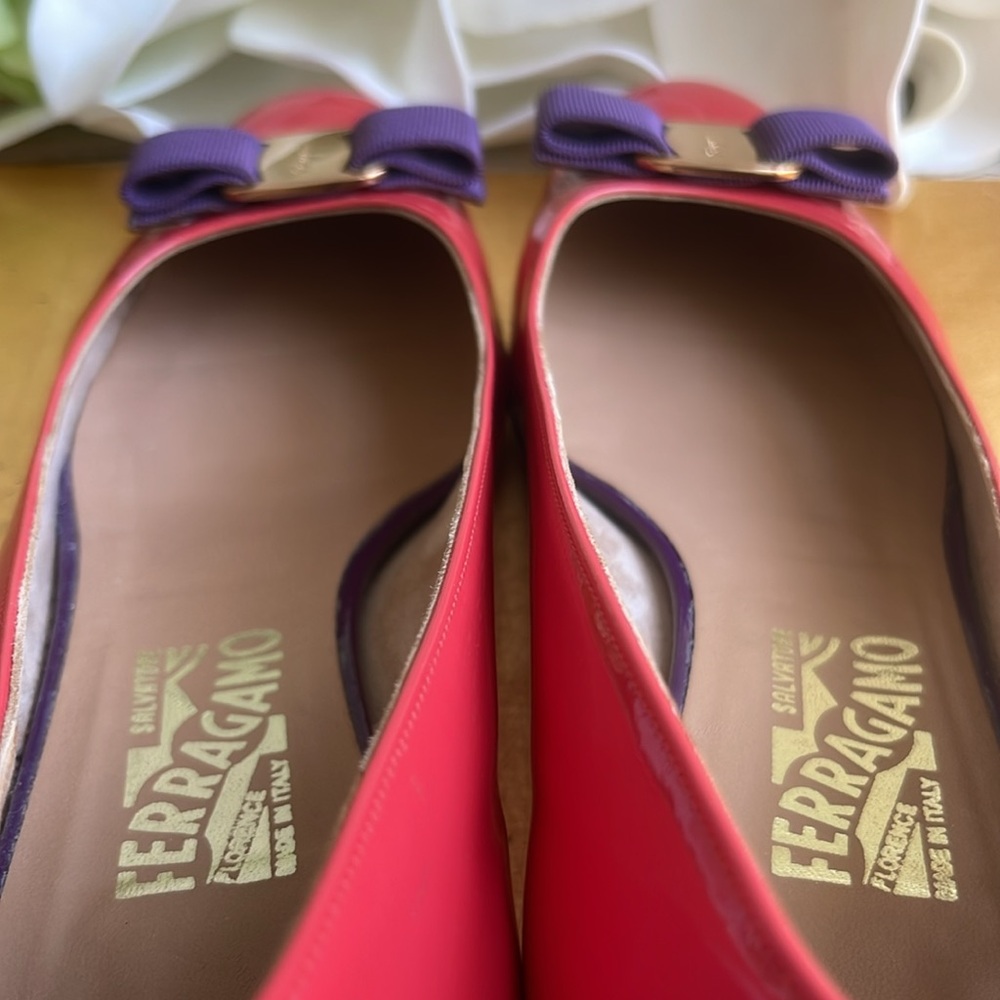 Salvatore Ferragamo Vera Pump in Two-Tone Patent Leather - Picture 11 of 16